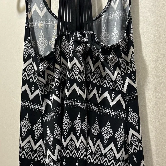 Black and White Patterned Women's Top - Picture 3 of 4